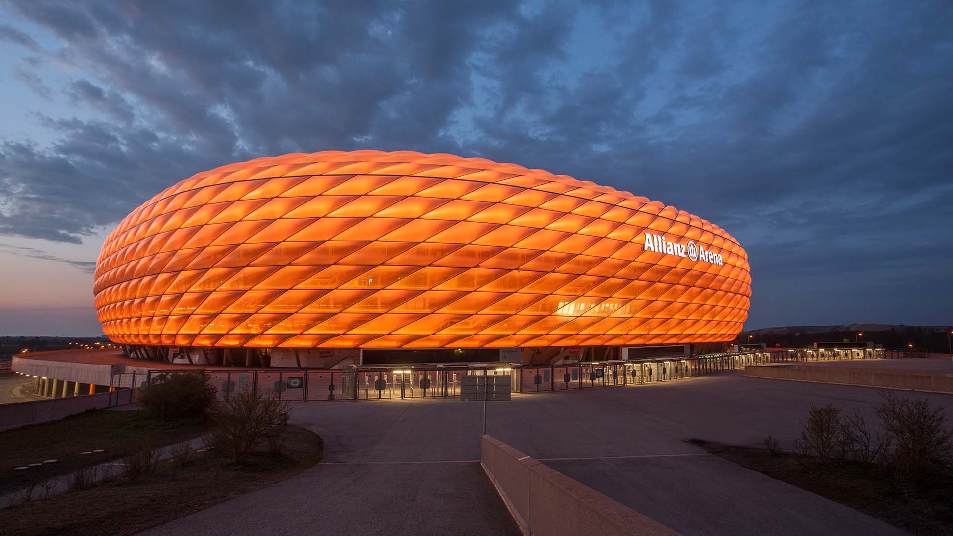 201124_AllianzArena_orange_duc.jpg